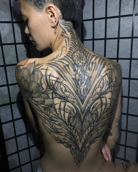 点击大图看下一张：女性背部点线完美结合的霸气黑灰纹身作品