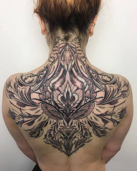 点击大图看下一张：女性背部点线完美结合的霸气黑灰纹身作品