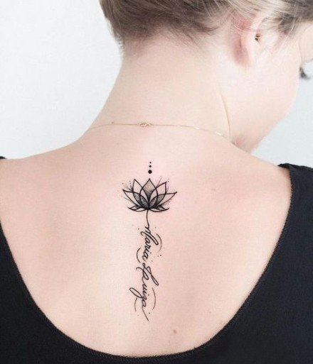 点击大图看下一张：18张唯美女生背部脊椎纹身作品