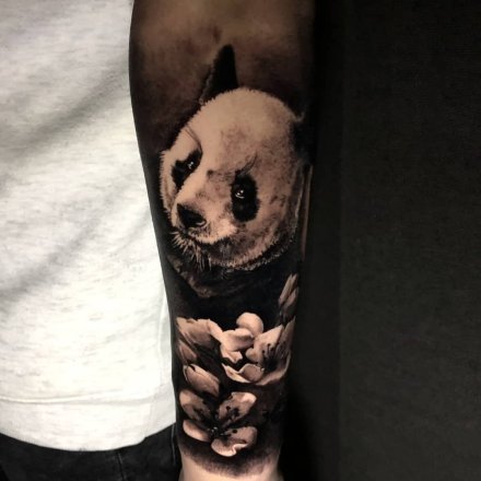 点击大图看下一张：关于国宝大熊猫的一组纹身作品图