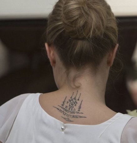 点击大图看下一张：女生脖子后的小清新简约纹身