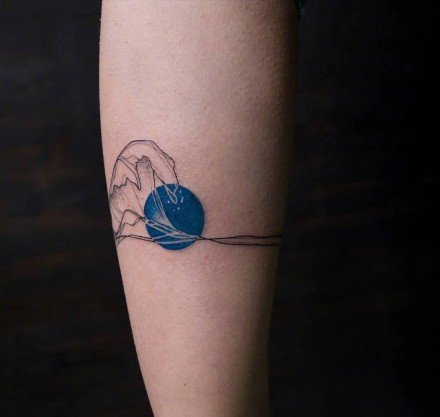 点击大图看下一张：创意的一组带蓝色圆点的个性纹身