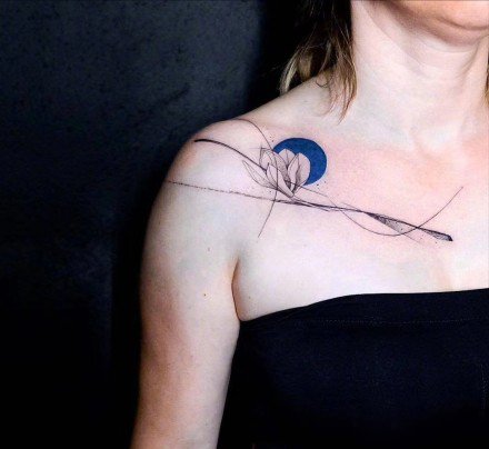 点击大图看下一张：创意的一组带蓝色圆点的个性纹身