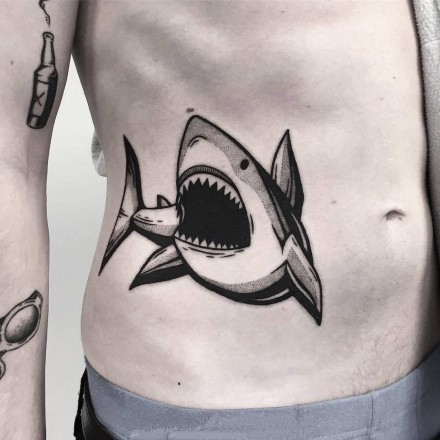 点击大图看下一张：鲨鱼主题的一组小纹身作品