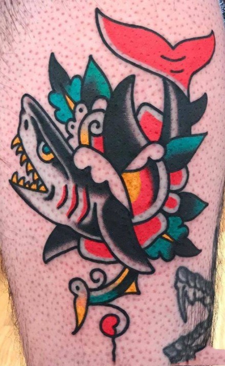 点击大图看下一张：鲨鱼主题的一组小纹身作品