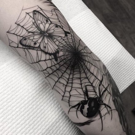 点击大图看下一张：9张黑色的蜘蛛和蛛网纹身作品图案