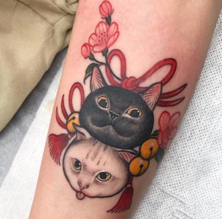 点击大图看下一张：一组传统的日式小猫纹身作品图