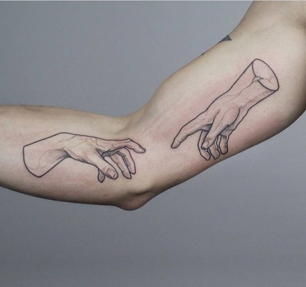 点击大图看下一张：触碰手指的手势纹身作品图案欣赏