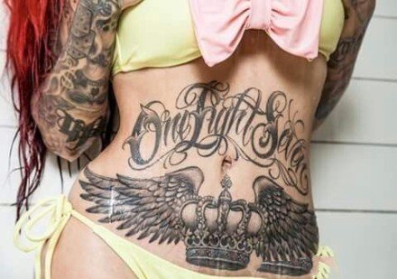 点击大图看下一张：女性小腹私处的性感纹身图案