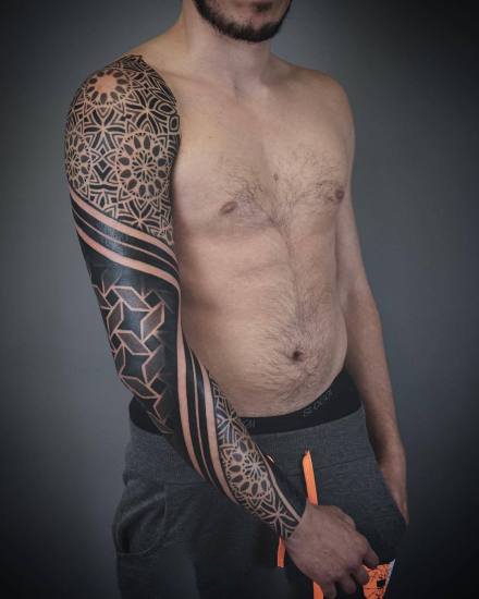 点击大图看下一张：男士帅气的黑色点刺图腾花臂纹身作品