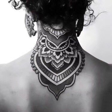点击大图看下一张：女性后颈处背部的点刺梵花纹身9张