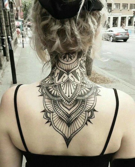 点击大图看下一张：女性后颈处背部的点刺梵花纹身9张