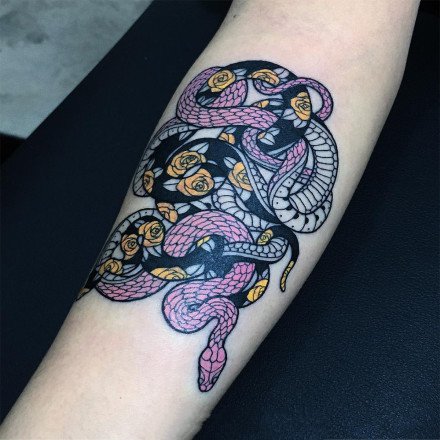 点击大图看下一张：9张蛇主题的艺术纹身图片
