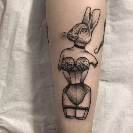 点击大图看下一张：黑灰可爱的创意兔子主题纹身图片