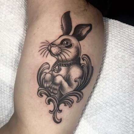 点击大图看下一张：黑灰可爱的创意兔子主题纹身图片