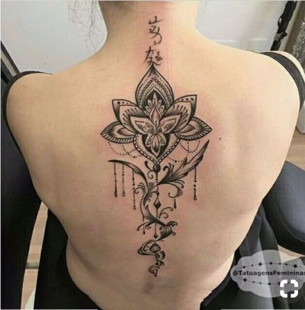 点击大图看下一张：女孩子后背唯美的脊柱梵花纹身图案