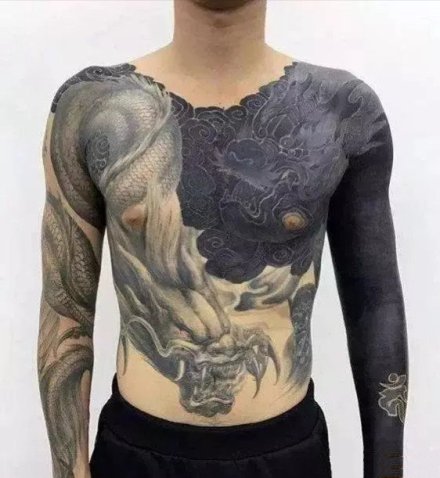 点击大图看下一张：18张大黑臂与图腾结合的纹身作品