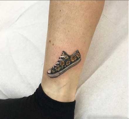 点击大图看下一张：匡威蟹子主题的一组鞋纹身作品