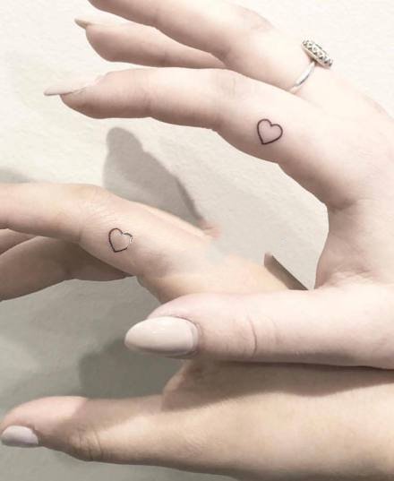 点击大图看下一张：手部适合情侣闺蜜的极简小纹身图