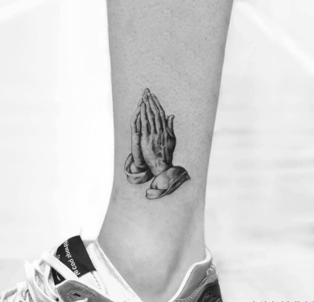 点击大图看下一张：一组祈祷之手的手势纹身作品欣赏