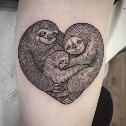 点击大图看下一张：动物拥抱在一起的创意纹身图案作品