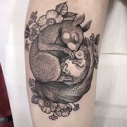 点击大图看下一张：动物拥抱在一起的创意纹身图案作品