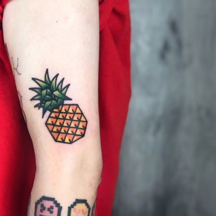 点击大图看下一张：9张凤梨和菠萝的纹身图片欣赏