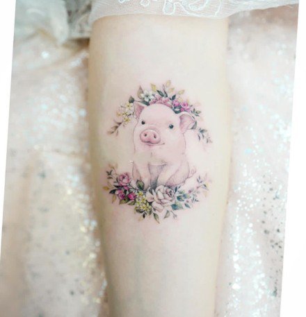 点击大图看下一张：22张猪年的小猪主题纹身图案欣赏