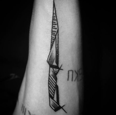 点击大图看下一张：手臂上的一组刀具匕首纹身图案