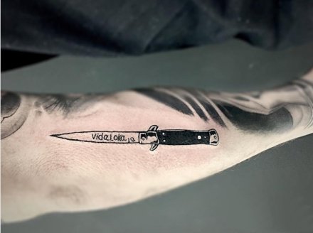 点击大图看下一张：手臂上的一组刀具匕首纹身图案