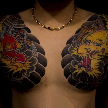 点击大图看下一张：男性传统的双半胛纹身作品欣赏