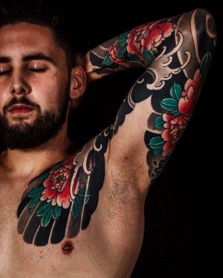 点击大图看下一张：男性传统的双半胛纹身作品欣赏