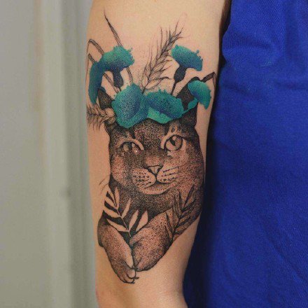 点击大图看下一张：手臂上很有感觉的点刺动物植物黑色纹身