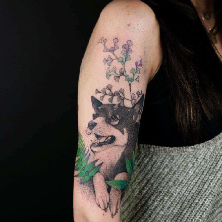 点击大图看下一张：手臂上很有感觉的点刺动物植物黑色纹身