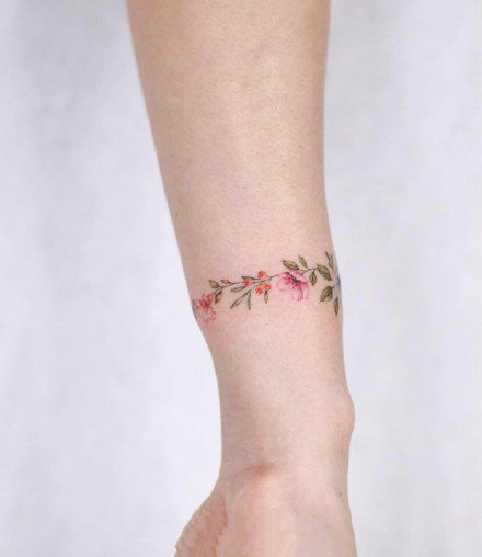 点击大图看下一张：简约的小清新花环手环和脚环纹身图片