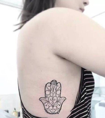 点击大图看下一张：护身符-法蒂玛之手的纹身图案作品9张