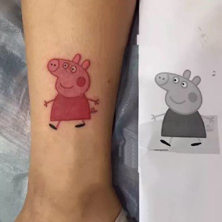 点击大图看下一张：小猪佩奇的一组9张纹身作品