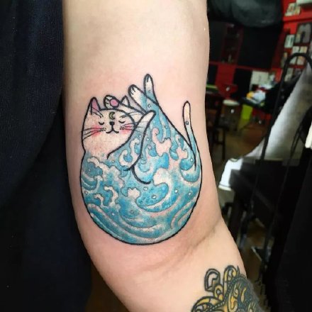 点击大图看下一张：不一样的日本浮世绘蓝色小猫咪纹身图片