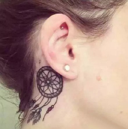 点击大图看下一张：一波纹在耳朵上的小纹身作品