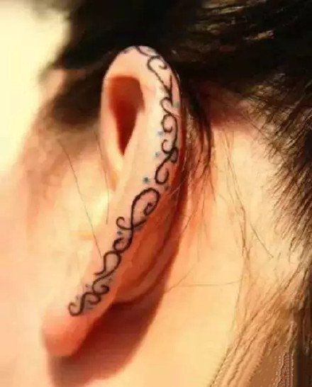 点击大图看下一张：一波纹在耳朵上的小纹身作品
