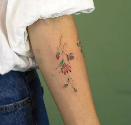 点击大图看下一张：一波适合女生的的小清新花系纹身