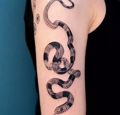 点击大图看下一张：传统风格的9张黑蛇纹身作品图
