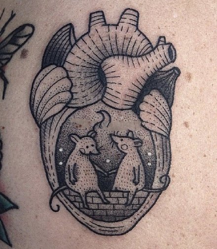 点击大图看下一张：9组创意的心脏主题纹身图案作品