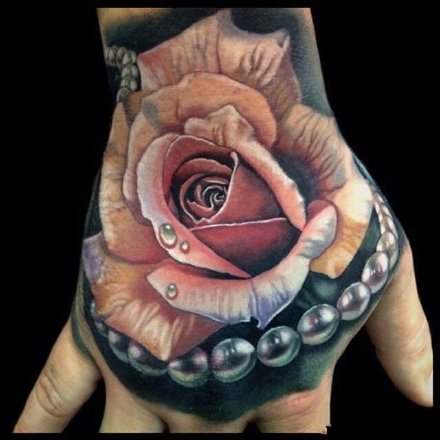 点击大图看下一张：8张手背部的炫彩写实玫瑰花纹身作品