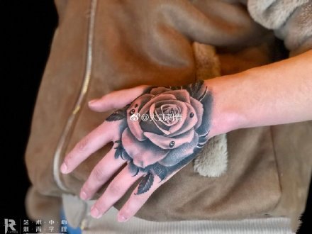 点击大图看下一张：8张手背部的炫彩写实玫瑰花纹身作品