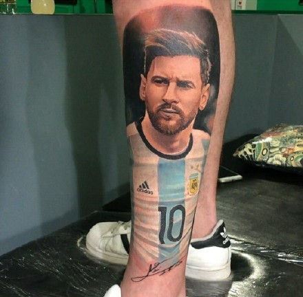 点击大图看下一张：9张足球明星梅西的人像纹身作品图案