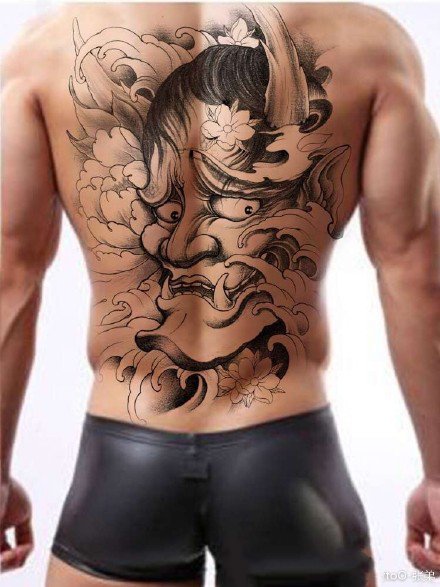 点击大图看下一张：男性背部的霸气大满背纹身作品效果图
