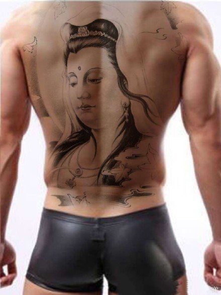 点击大图看下一张：男性背部的霸气大满背纹身作品效果图