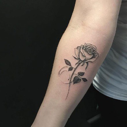 点击大图看下一张：漂亮的一枝玫瑰花纹身图案9张