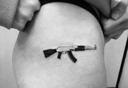 点击大图看下一张：简约小黑色的枪支纹身图片